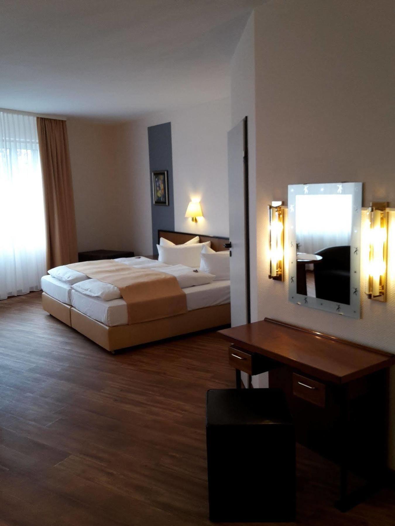 City Hotel อัสเชิร์สเลเบน ภายนอก รูปภาพ